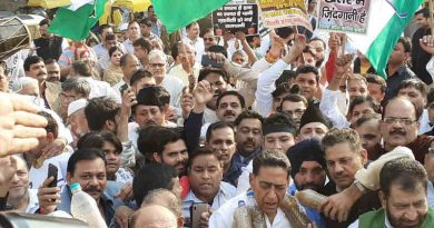 Delhi Congress workers showing bottles full of poisonous water in their protest on November 18, 2019. Photo: Delhi Congress