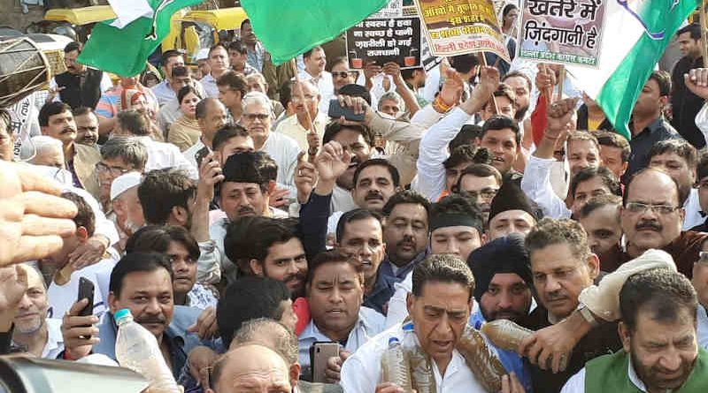 Delhi Congress workers showing bottles full of poisonous water in their protest on November 18, 2019. Photo: Delhi Congress