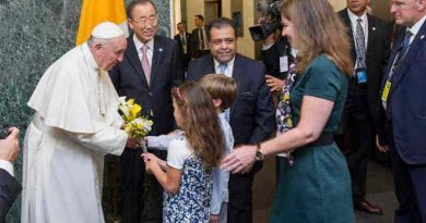 Pope Francis is welcomed by Secretary-General Ban Ki-moon and receives flower bouquets from children of UN staff members at the start of his visit to UN Headquarters (file photo). UN Photo / Mark Garten