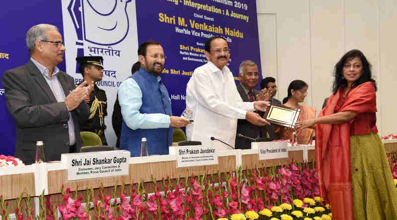 M. Venkaiah Naidu awarding the winners of ‘National Awards for Excellence in Journalism 2019’, on the occasion of National Press Day, in New Delhi on 16 November, 2019. Photo: PIB