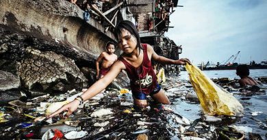 UNICEF Photo of the Year 2019: Garbage, the Children and Death. Photo: UNICEF / Hartmut Schwarzbach, Germany (Argus Photo Agency)