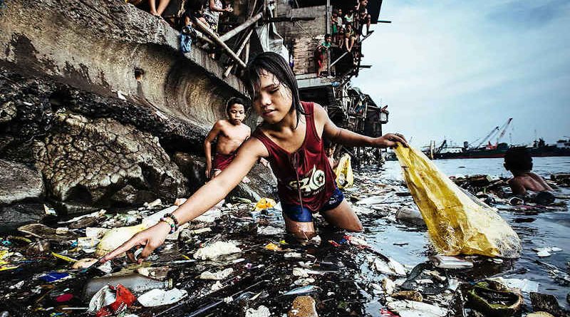 UNICEF Photo of the Year 2019: Garbage, the Children and Death. Photo: UNICEF / Hartmut Schwarzbach, Germany (Argus Photo Agency)