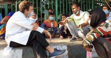 Congress leader Rahul Gandhi talking to migrant workers during coronavirus lockdown. Photo: Congress