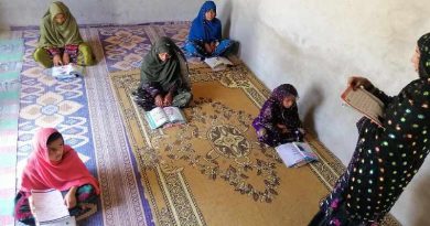 Najeeba volunteered for “Mera Ghar Mera School”, which means “My Home, My School”, an initiative supported by UNICEF and Balochistan’s Secondary Education Department that helps children continue learning despite the Covid-19 lockdowns. Photo: UNICEF