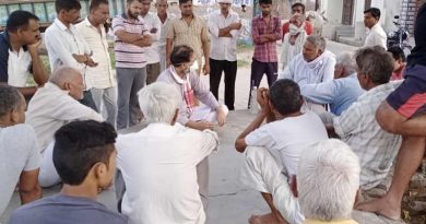 Swaraj India president Yogendra Yadav spreading coronavirus awareness among people who are defying social-distancing and face mask guidelines. Photo: Swaraj India