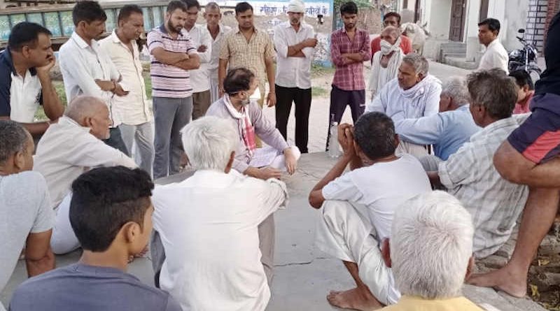 Swaraj India president Yogendra Yadav spreading coronavirus awareness among people who are defying social-distancing and face mask guidelines. Photo: Swaraj India