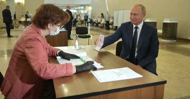 President Vladimir Putin visited on July 1, 2020 polling station No. 2151 located on the premises of the Russian Academy of Sciences and took part in the nationwide vote on amendments to the Constitution of the Russian Federation. Photo: Kremlin