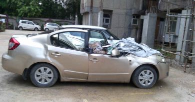 FAR construction at DPS CGHS (Sector 4, Dwarka, New Delhi) is causing serious accidents in the building. A car (pictured above) was damaged when a large stone fell on it during the construction activity. Photo of August 17, 2020.