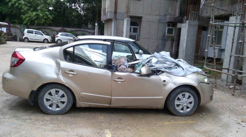 FAR construction at DPS CGHS (Sector 4, Dwarka, New Delhi) is causing serious accidents in the building. A car (pictured above) was damaged when a large stone fell on it during the construction activity. Photo of August 17, 2020.