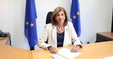 Signature of the contract between the European Commission and AstraZeneca by Stella Kyriakides, European Commissioner, Photo: European Commission
