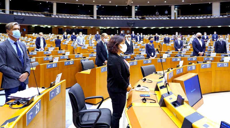 President Sassoli led MEPs in a minute of silence on November 11, 2020 to remember victims of recent terrorist attacks in France, Germany and Austria. Photo: EU 2020-EP