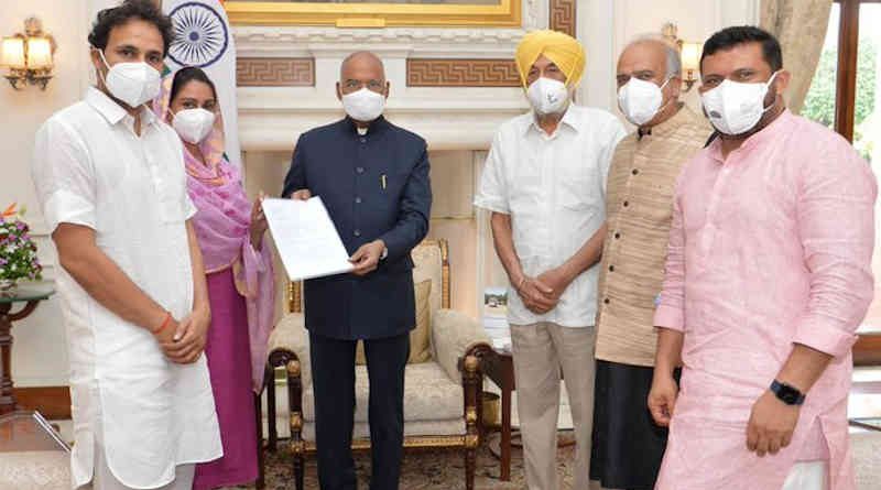 Leader of Shiromani Akali Dal (SAD) Ms Harsimrat Kaur Badal along with other leaders meeting the President of India Ram Nath Kovind in New Delhi on July 31, 2021 to get the farm laws repealed. Photo: SAD