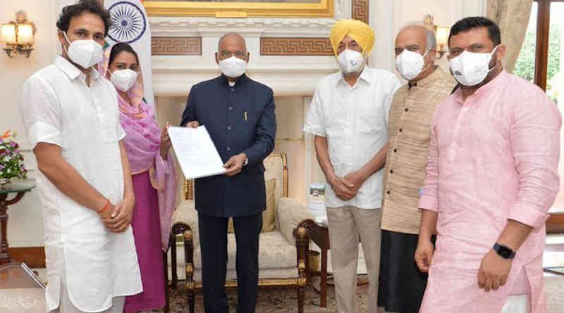 Leader of Shiromani Akali Dal (SAD) Ms Harsimrat Kaur Badal along with other leaders meeting the President of India Ram Nath Kovind in New Delhi on July 31, 2021 to get the farm laws repealed. Photo: SAD