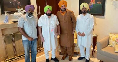 Punjab chief minister Amarinder Singh with Punjab Pradesh Congress Committee (PPCC) president Navjot Singh Sidhu. Photo: PPCC