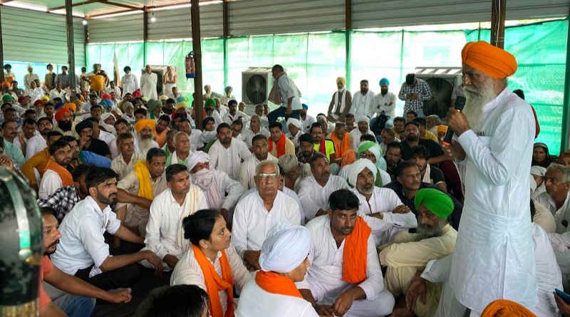 Farm leader Gurnam Singh Charuni addressing farmers in a meeting. Photo: Gurnam Singh Charuni / Twitter