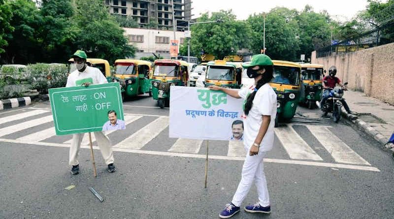 Delhi Govt launched "Red Light On, Gaadi Off" campaign on October 18, 2021 to control pollution in Delhi. Photo: Delhi Govt / Twitter