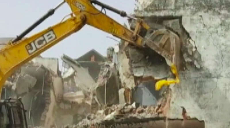 Government bulldozer arbitrarily demolishing Muslim homes in India. Photo: Screengrab