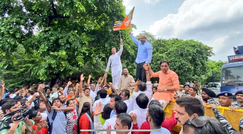 The Delhi unit of Bharatiya Janata Party (BJP) holding a protest on August 26, 2022 in front of the Delhi Assembly to demand the resignation of Delhi Government minister Manish Sisodia who is allegedly involved in a huge liquor scam. Photo: BJP