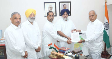 The president of the Shiromani Akali Dal (SAD) Sukhbir Singh Badal submitting a memorandum to Punjab Governor on August 31, 2022 for holding an investigation into the liquor policy scam of Aam Aadmi Party (AAP) Government in Punjab. Photo: SAD