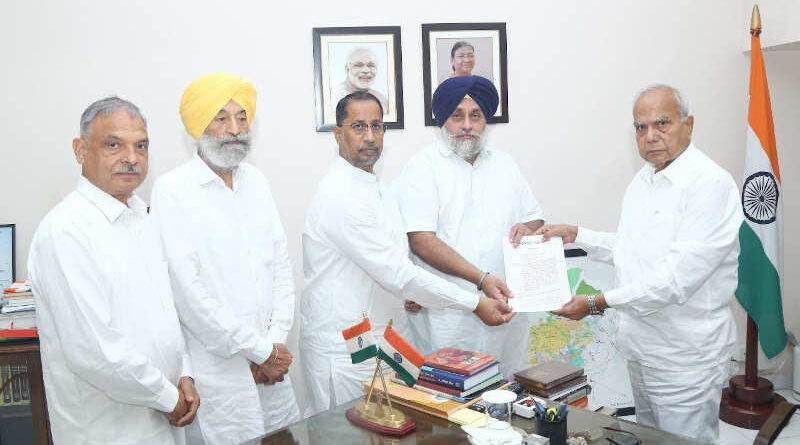 The president of the Shiromani Akali Dal (SAD) Sukhbir Singh Badal submitting a memorandum to Punjab Governor on August 31, 2022 for holding an investigation into the liquor policy scam of Aam Aadmi Party (AAP) Government in Punjab. Photo: SAD