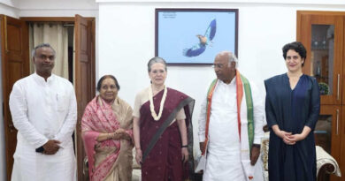 Outgoing Congress president Sonia Gandhi meeting newly elected president Mallikarjun Kharge at his residence on October 19, 2022. Photo: Congress