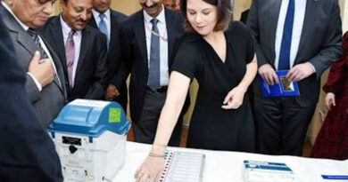 Ms. Annalena Baerbock, Foreign Minister of Germany, using an electronic voting machine (EVM) during her visit at Nirvachan Sadan in New Delhi on December 6, 2022. Photo: PIB