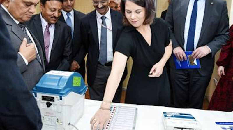 Ms. Annalena Baerbock, Foreign Minister of Germany, using an electronic voting machine (EVM) during her visit at Nirvachan Sadan in New Delhi on December 6, 2022. Photo: PIB