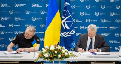 Prosecutor General of Ukraine Andriy Kostin and ICC Registrar Peter Lewis during the signing of the agreement on 23 March 2023 in The Hague, The Netherlands. Photo: ICC