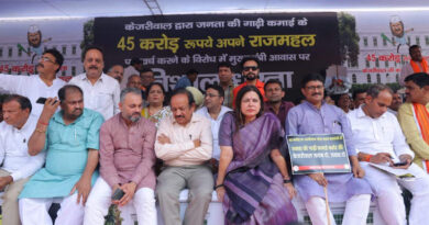 BJP workers on May 5, 2023 protesting in New Delhi against misappropriation of public money by Arvind Kejriwal on his house renovation. Photo: BJP