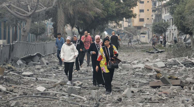 Families flee their shattered neighbourhood, Tal al-Hawa, to seek refuge in the southern Gaza strip. Photo: UNICEF / Eyad El Baba . दक्षिणी गाजा पट्टी में शरण लेने के लिए परिवार अपने टूटे हुए पड़ोस, ताल अल-हवा से भाग गए। फोटो: यूनिसेफ / इयाद अल बाबा