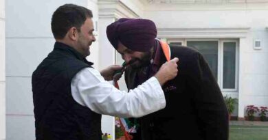 Congress leader Rahul Gandhi welcomes Navjot Singh Sidhu into the Indian National Congress. Photo: Congress (file photo)