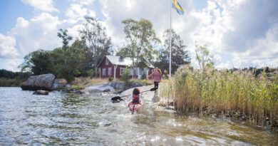 Summer holiday in the archipelago. Kayaking and spending time in a red cottage on a small island. Photo: Tina Axelsson/imagebank.sweden.se