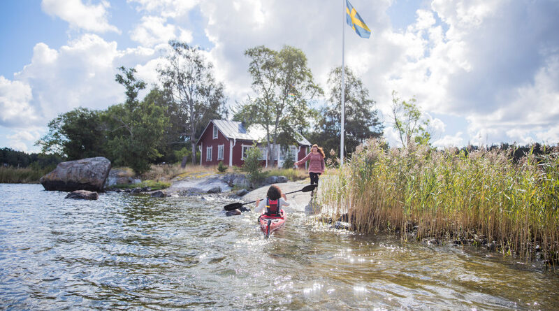 Summer holiday in the archipelago. Kayaking and spending time in a red cottage on a small island. Photo: Tina Axelsson/imagebank.sweden.se