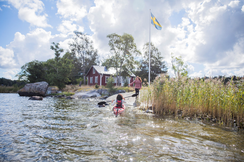 Summer holiday in the archipelago. Kayaking and spending time in a red cottage on a small island. Photo: Tina Axelsson/imagebank.sweden.se