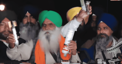 Screenshot: On February 16, 2024, Jagjit Singh Dallewal, president of the Bharatiya Kisan Union (Ekta Sidhupur) and Sarvan Singh Pandher, coordinator of the Kisan Mazdoor Morcha (KMM) showing weapons and explosives used by police to attack peaceful farm protesters.