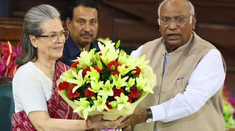 Congress leader Sonia Gandhi with Congress president Mallikarjun Kharge on June 8, 2024. Photo: Congress
