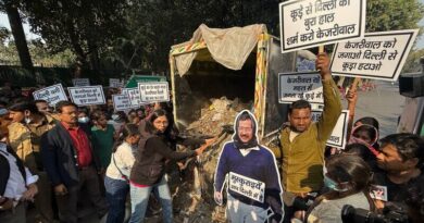A group of women - led by a Member of Parliament (MP) Swati Maliwal in Delhi - dumping garbage outside the residence of Aam Aadmi Party (AAP) leader and former Delhi chief minister (CM) Arvind Kejriwal on January 30, 2025. Photo: Swati Maliwal / Twitter