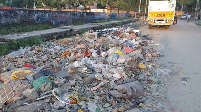 Delhi’s Roads Drown in Filth Amidst Governance Collapse. If you face similar problems of broken roads, stray cattle, pollution, garbage, or other civic issues in your Delhi residential colony, register your complaint at the RMN Consumer Rights Network (CRN). Photo by Rakesh Raman, Managing Editor, RMN News. Click the photo to file your complaints at RMN CRN.