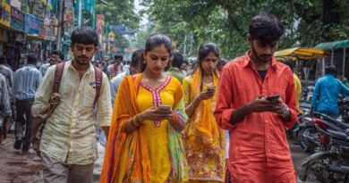 Representational AI-generated image of mobile phone users in India. Photo: RMN News Service