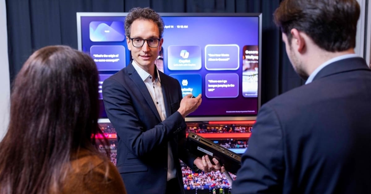 Steffen Greb from Samsung’s ECSO demonstrates the Art mode and explains the Vision AI Companion. Photo: Samsung