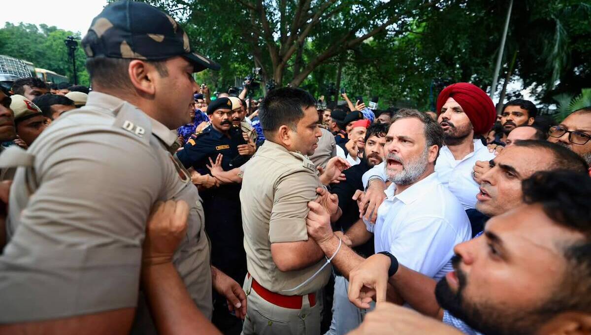Delhi Police detaining Rahul Gandhi during his short-lived protest outside PM Narendra Modi’s residence on July 21, 2026, exposing weak opposition tactics.