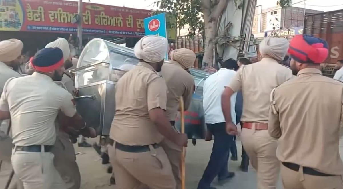 Punjab Police officers forcibly seizing the coffin of Daljit Singh from grieving family members and anti-drug protesters in Mansa on October 27, 2026.